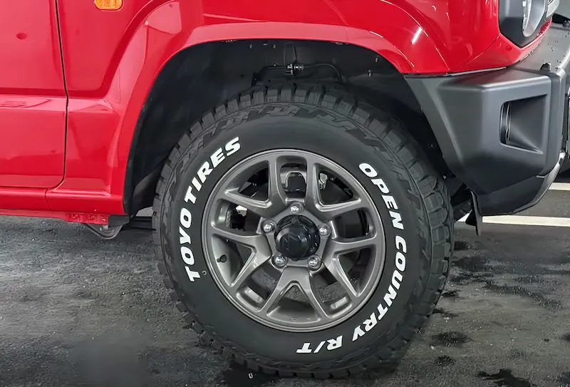 「185/85R16」サイズのタイヤを履くジムニー
