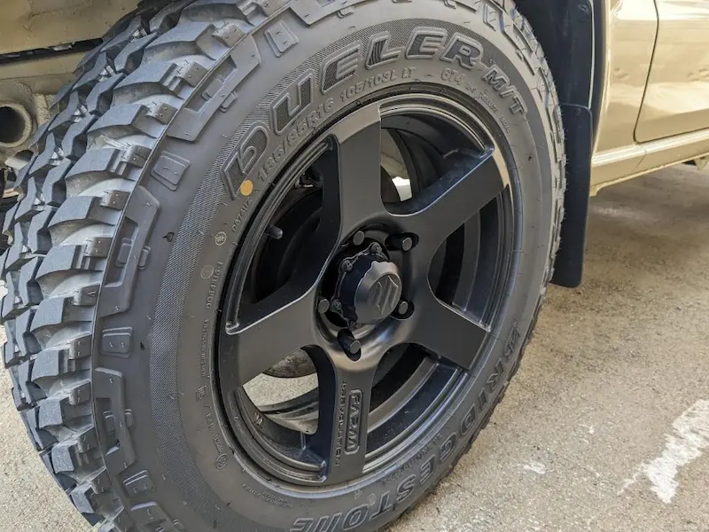 ブリヂストン・デューラー M/T674 185/85R16を履くジムニーJB64