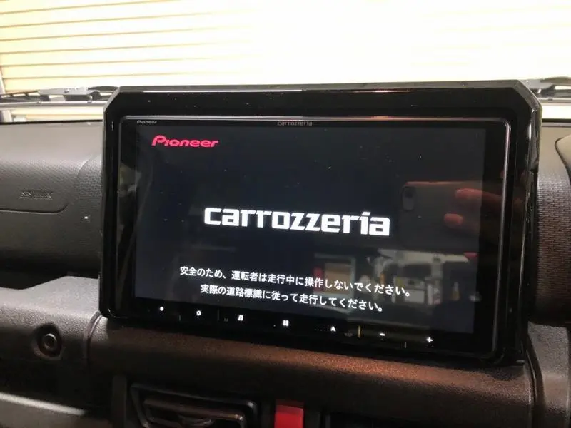 カーナビAVIC-RQ720を装着したジムニーのダッシュボードの写真