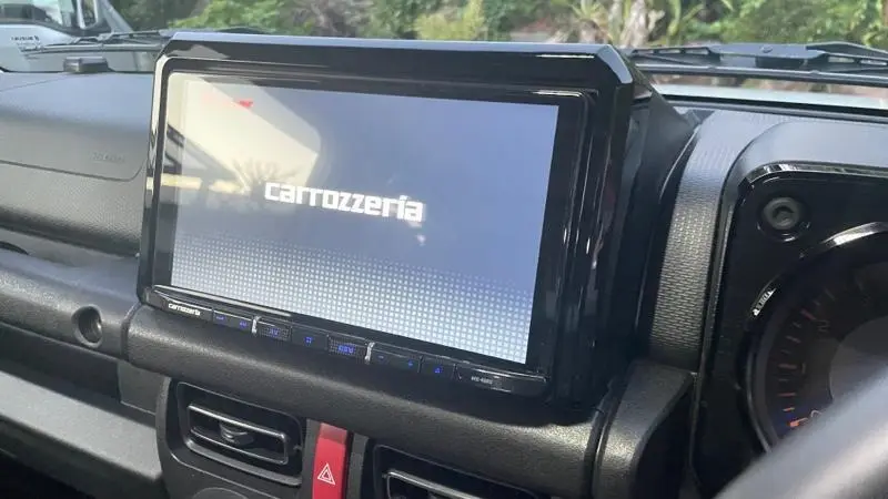 カーナビAVIC-RQ912を装着したジムニーのダッシュボードの写真