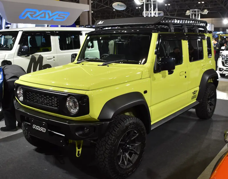 RAYSのカスタムパーツを付けたジムニー5ドアの展示車