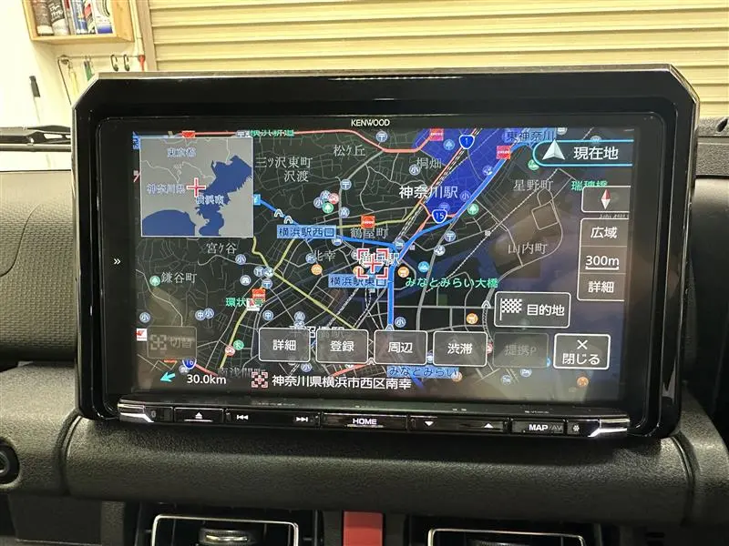 ジムニーに9インチのナビを装備している画像