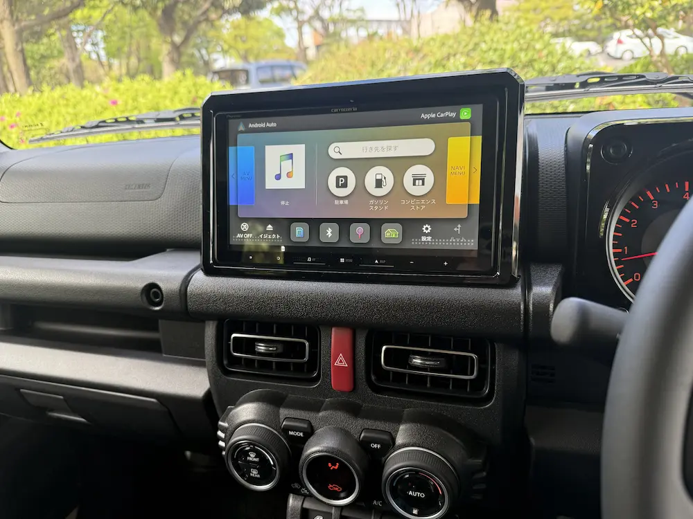 ジムニーノマドのダッシュボードにAVIC-RQ722が装着された状態の写真