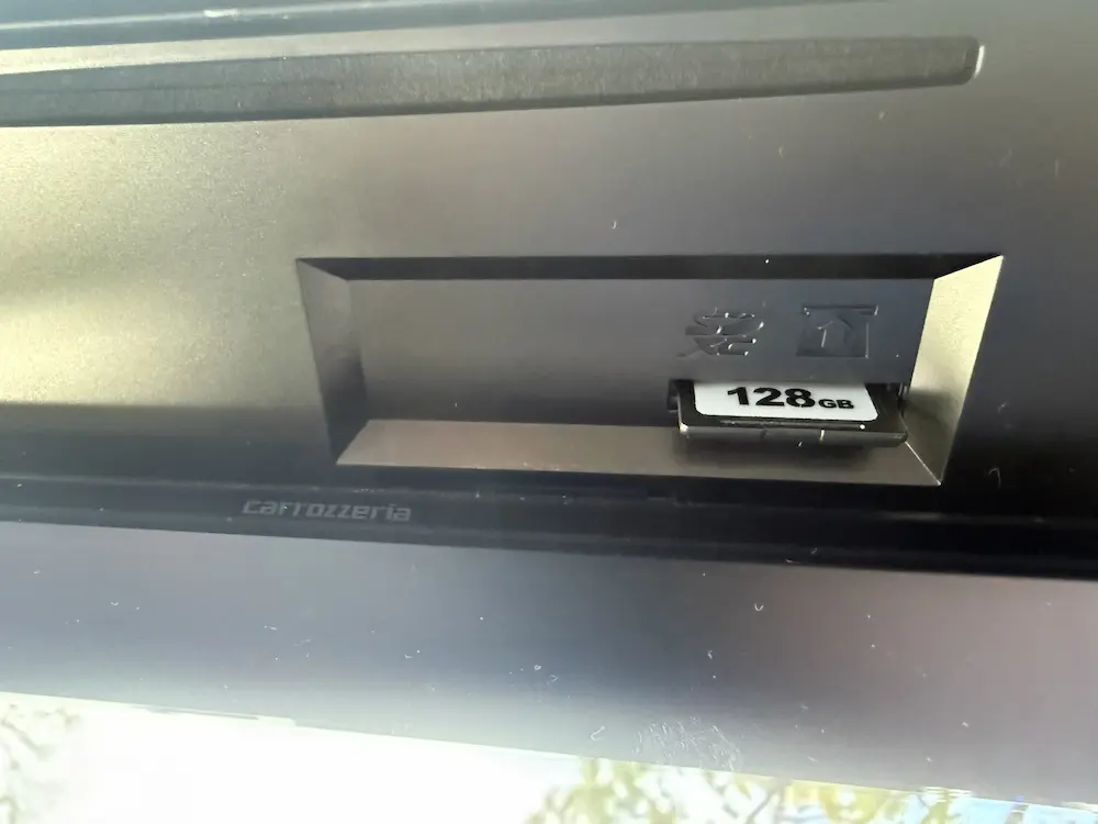 ジムニーノマドのに装着したナビのSDカード