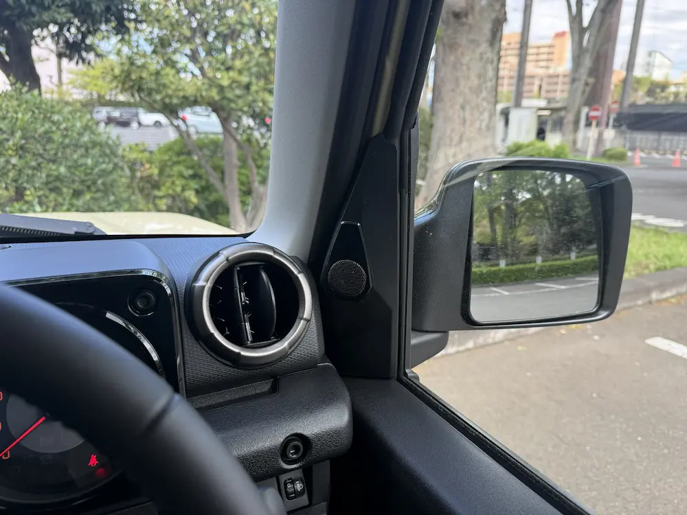 ジムニーノマドのに装着したUD-K301（Aピラーへのツイーター取り付け施工例）の写真（運転席側）