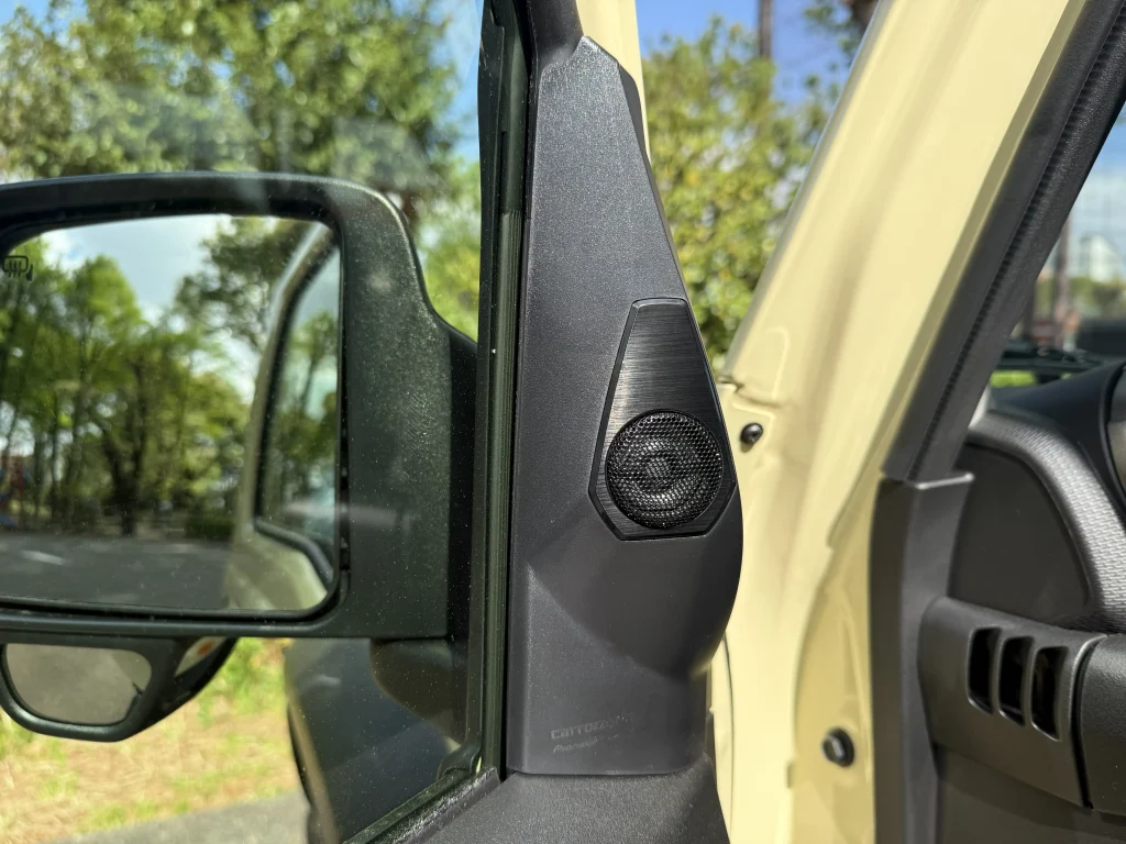 ジムニーノマドのに装着したUD-K301（Aピラーへのツイーター取り付け施工例）の写真（助手席側）