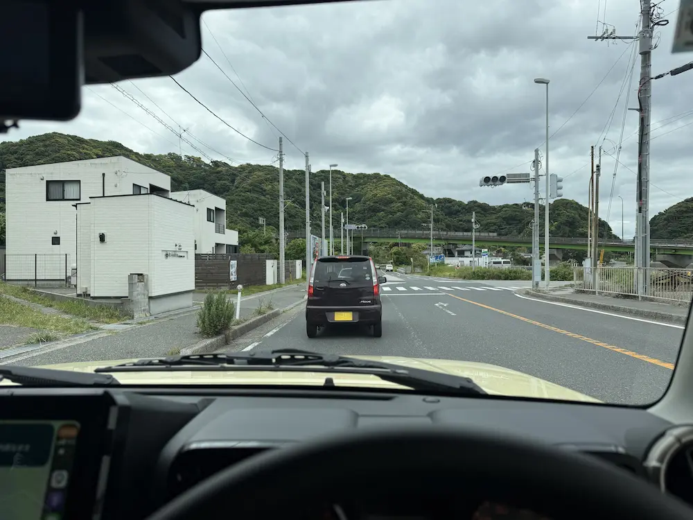 走行中のジムニーノマドの車内からの写真