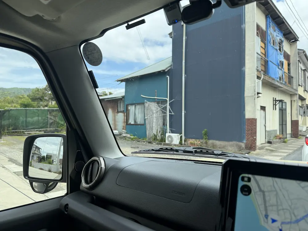 走行中のジムニーノマドの車内からの写真
