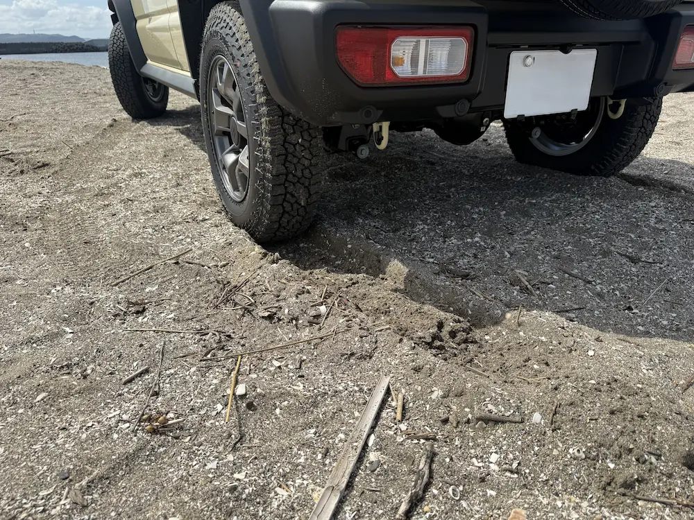 砂浜を走行中にスタックしたジムニーノマド